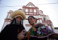Parachicos. Miércoles 5 de enero. Los danzantes de la fiesta de enero se preparan para realizar los tradicionales recorridos de las Chuntaes, Parachicos y Chiapanecas dentro de la Fiesta Grande de Enero la cual iniciara el día 8 con el Anuncio de la Feria