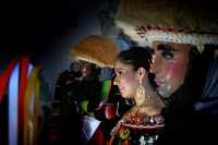 Parachicos. Miércoles 5 de enero. Los danzantes de la fiesta de enero se preparan para realizar los tradicionales recorridos de las Chuntaes, Parachicos y Chiapanecas dentro de la Fiesta Grande de Enero la cual iniciara el día 8 con el Anuncio de la Feria