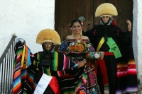 Parachicos. Miércoles 5 de enero. Los danzantes de la fiesta de enero se preparan para realizar los tradicionales recorridos de las Chuntaes, Parachicos y Chiapanecas dentro de la Fiesta Grande de Enero la cual iniciara el día 8 con el Anuncio de la Feria