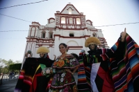 Parachicos. Miércoles 5 de enero. Los danzantes de la fiesta de enero se preparan para realizar los tradicionales recorridos de las Chuntaes, Parachicos y Chiapanecas dentro de la Fiesta Grande de Enero la cual iniciara el día 8 con el Anuncio de la Feria