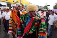 Jueves 9 de junio del 2016. Tuxtla Gutiérrez. La marcha cultural en apoyo al movimiento magisterial con Parachicos esta tarde en el oriente de la capital de Chiapas.