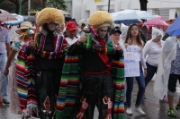 Jueves 9 de junio del 2016. Tuxtla Gutiérrez. La marcha cultural en apoyo al movimiento magisterial con Parachicos esta tarde en el oriente de la capital de Chiapas.