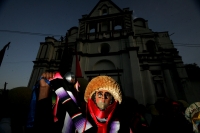 Los danzantes de Los Parachicos llegan esta tarde al iglesia de Santo Domingo en la colonial donde bailan en honor a los santos patronales de esta comunidad de la depresión central de Chiapas para prometer continuar con la promesa de bailar todos los años