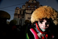 Los danzantes de Los Parachicos llegan esta tarde al iglesia de Santo Domingo en la colonial donde bailan en honor a los santos patronales de esta comunidad de la depresión central de Chiapas para prometer continuar con la promesa de bailar todos los años