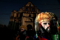 Los danzantes de Los Parachicos llegan esta tarde al iglesia de Santo Domingo en la colonial donde bailan en honor a los santos patronales de esta comunidad de la depresión central de Chiapas para prometer continuar con la promesa de bailar todos los años