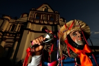 Los danzantes de Los Parachicos llegan esta tarde al iglesia de Santo Domingo en la colonial donde bailan en honor a los santos patronales de esta comunidad de la depresión central de Chiapas para prometer continuar con la promesa de bailar todos los años Los danzantes de Los Parachicos llegan esta tarde al iglesia de Santo Domingo en la colonial donde bailan en honor a los santos patronales de esta comunidad de la depresión central de Chiapas para prometer continuar con la promesa de bailar todos los años