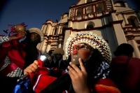 Los danzantes de Los Parachicos llegan esta tarde al iglesia de Santo Domingo en la colonial donde bailan en honor a los santos patronales de esta comunidad de la depresión central de Chiapas para prometer continuar con la promesa de bailar todos los años