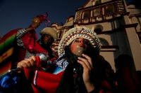 Los danzantes de Los Parachicos llegan esta tarde al iglesia de Santo Domingo en la colonial donde bailan en honor a los santos patronales de esta comunidad de la depresión central de Chiapas para prometer continuar con la promesa de bailar todos los años