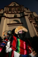 Los danzantes de Los Parachicos llegan esta tarde al iglesia de Santo Domingo en la colonial donde bailan en honor a los santos patronales de esta comunidad de la depresión central de Chiapas para prometer continuar con la promesa de bailar todos los años