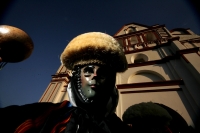 Los danzantes de Los Parachicos llegan esta tarde al iglesia de Santo Domingo en la colonial donde bailan en honor a los santos patronales de esta comunidad de la depresión central de Chiapas para prometer continuar con la promesa de bailar todos los años
