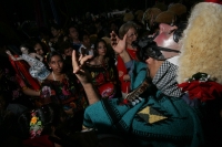 Los danzantes de Los Parachicos llegan esta tarde al iglesia de Santo Domingo en la colonial donde bailan en honor a los santos patronales de esta comunidad de la depresión central de Chiapas para prometer continuar con la promesa de bailar todos los años