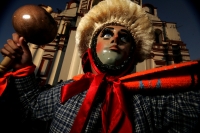 Los danzantes de Los Parachicos llegan esta tarde al iglesia de Santo Domingo en la colonial donde bailan en honor a los santos patronales de esta comunidad de la depresión central de Chiapas para prometer continuar con la promesa de bailar todos los años