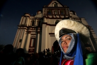 Los danzantes de Los Parachicos llegan esta tarde al iglesia de Santo Domingo en la colonial donde bailan en honor a los santos patronales de esta comunidad de la depresión central de Chiapas para prometer continuar con la promesa de bailar todos los años