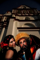 Los danzantes de Los Parachicos llegan esta tarde al iglesia de Santo Domingo en la colonial donde bailan en honor a los santos patronales de esta comunidad de la depresión central de Chiapas para prometer continuar con la promesa de bailar todos los años