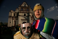 Los danzantes de Los Parachicos llegan esta tarde al iglesia de Santo Domingo en la colonial donde bailan en honor a los santos patronales de esta comunidad de la depresión central de Chiapas para prometer continuar con la promesa de bailar todos los años