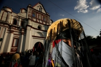 Los danzantes de Los Parachicos llegan esta tarde al iglesia de Santo Domingo en la colonial donde bailan en honor a los santos patronales de esta comunidad de la depresión central de Chiapas para prometer continuar con la promesa de bailar todos los años Los danzantes de Los Parachicos llegan esta tarde al iglesia de Santo Domingo en la colonial donde bailan en honor a los santos patronales de esta comunidad de la depresión central de Chiapas para prometer continuar con la promesa de bailar todos los años