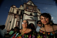 Los danzantes de Los Parachicos llegan esta tarde al iglesia de Santo Domingo en la colonial donde bailan en honor a los santos patronales de esta comunidad de la depresión central de Chiapas para prometer continuar con la promesa de bailar todos los años