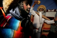 Los danzantes de Los Parachicos llegan esta tarde al iglesia de Santo Domingo en la colonial donde bailan en honor a los santos patronales de esta comunidad de la depresión central de Chiapas para prometer continuar con la promesa de bailar todos los años