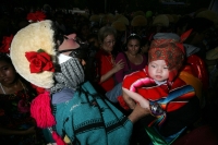 Los danzantes de Los Parachicos llegan esta tarde al iglesia de Santo Domingo en la colonial donde bailan en honor a los santos patronales de esta comunidad de la depresión central de Chiapas para prometer continuar con la promesa de bailar todos los años