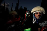 Los danzantes de Los Parachicos llegan esta tarde al iglesia de Santo Domingo en la colonial donde bailan en honor a los santos patronales de esta comunidad de la depresión central de Chiapas para prometer continuar con la promesa de bailar todos los años