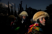 Los danzantes de Los Parachicos llegan esta tarde al iglesia de Santo Domingo en la colonial donde bailan en honor a los santos patronales de esta comunidad de la depresión central de Chiapas para prometer continuar con la promesa de bailar todos los años