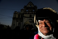Los danzantes de Los Parachicos llegan esta tarde al iglesia de Santo Domingo en la colonial donde bailan en honor a los santos patronales de esta comunidad de la depresión central de Chiapas para prometer continuar con la promesa de bailar todos los años
