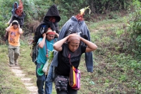 Martes 19 de diciembre del 2017. Zinacatan, Chiapas. Los Floreros continúan con el recorrido de recolección de la Flor de Niluyarilo en las comunidades de la región de Los Altos de Chiapas continuando con el regreso hacia Chiapa de Corzo y Villa de íc