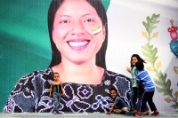 Miércoles 5 de septiembre del 2018. Tuxtla Gutiérrez. Algunos niños juegan en las mantas alusivas de las fiestas patrias en la plaza central de la capital del estado de Chiapas.