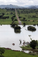 Martes 23 de agosto. Pobladores de las comunidades El Parral y Julián Grajales en la zona del Soconusco del estado de Chiapas transitan por lanchas para transportar los productos comerciales hacia la capital del estado al encontrarse inundado un tramo car