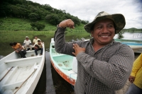 Martes 23 de agosto. Pobladores de las comunidades El Parral y Julián Grajales en la zona del Soconusco del estado de Chiapas transitan por lanchas para transportar los productos comerciales hacia la capital del estado al encontrarse inundado un tramo car