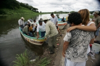 Martes 23 de agosto. Pobladores de las comunidades El Parral y Julián Grajales en la zona del Soconusco del estado de Chiapas transitan por lanchas para transportar los productos comerciales hacia la capital del estado al encontrarse inundado un tramo car