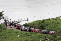 Martes 23 de agosto. Pobladores de las comunidades El Parral y Julián Grajales en la zona del Soconusco del estado de Chiapas transitan por lanchas para transportar los productos comerciales hacia la capital del estado al encontrarse inundado un tramo car