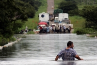 Martes 23 de agosto. Pobladores de las comunidades El Parral y Julián Grajales en la zona del Soconusco del estado de Chiapas transitan por lanchas para transportar los productos comerciales hacia la capital del estado al encontrarse inundado un tramo car