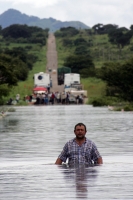 Martes 23 de agosto. Pobladores de las comunidades El Parral y Julián Grajales en la zona del Soconusco del estado de Chiapas transitan por lanchas para transportar los productos comerciales hacia la capital del estado al encontrarse inundado un tramo car