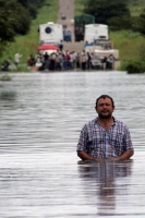 Martes 23 de agosto. Pobladores de las comunidades El Parral y Julián Grajales en la zona del Soconusco del estado de Chiapas transitan por lanchas para transportar los productos comerciales hacia la capital del estado al encontrarse inundado un tramo car