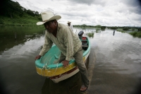 Martes 23 de agosto. Pobladores de las comunidades El Parral y Julián Grajales en la zona del Soconusco del estado de Chiapas transitan por lanchas para transportar los productos comerciales hacia la capital del estado al encontrarse inundado un tramo car