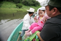 Martes 23 de agosto. Pobladores de las comunidades El Parral y Julián Grajales en la zona del Soconusco del estado de Chiapas transitan por lanchas para transportar los productos comerciales hacia la capital del estado al encontrarse inundado un tramo car