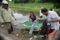 Martes 23 de agosto. Pobladores de las comunidades El Parral y Julián Grajales en la zona del Soconusco del estado de Chiapas transitan por lanchas para transportar los productos comerciales hacia la capital del estado al encontrarse inundado un tramo car
