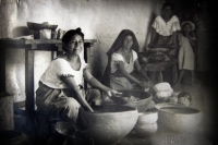 Sábado 25 de diciembre. Colección Particular. Fotos de época entre los años 40´s y 50´s del Barrio de San Pascualito, donde se observa a personajes principales y el desarrollo de la obra de la construcción de su iglesia.