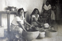 Sábado 25 de diciembre. Colección Particular. Fotos de época entre los años 40´s y 50´s del Barrio de San Pascualito, donde se observa a personajes principales y el desarrollo de la obra de la construcción de su iglesia.