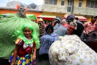 Sábado 17 de mayo del 2014. Tuxtla Gutiérrez. Las familias del tradicional Barrio de San Pascualito celebran al patrono llevando las replicas de las reliquias en una carreta por las calles del centro de la capital del estado de Chiapas. Esta carreta y el 
