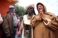Sábado 17 de mayo del 2014. Tuxtla Gutiérrez. Las familias del tradicional Barrio de San Pascualito celebran al patrono llevando las replicas de las reliquias en una carreta por las calles del centro de la capital del estado de Chiapas. Esta carreta y el Sábado 17 de mayo del 2014. Tuxtla Gutiérrez. Las familias del tradicional Barrio de San Pascualito celebran al patrono llevando las replicas de las reliquias en una carreta por las calles del centro de la capital del estado de Chiapas. Esta carreta y el