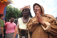 Sábado 17 de mayo del 2014. Tuxtla Gutiérrez. Las familias del tradicional Barrio de San Pascualito celebran al patrono llevando las replicas de las reliquias en una carreta por las calles del centro de la capital del estado de Chiapas. Esta carreta y el 