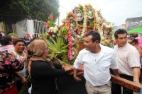 Sábado 17 de mayo del 2014. Tuxtla Gutiérrez. Las familias del tradicional Barrio de San Pascualito celebran al patrono llevando las replicas de las reliquias en una carreta por las calles del centro de la capital del estado de Chiapas. Esta carreta y el 