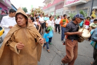 Sábado 17 de mayo del 2014. Tuxtla Gutiérrez. Las familias del tradicional Barrio de San Pascualito celebran al patrono llevando las replicas de las reliquias en una carreta por las calles del centro de la capital del estado de Chiapas. Esta carreta y el 