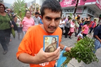 Sábado 17 de mayo del 2014. Tuxtla Gutiérrez. Las familias del tradicional Barrio de San Pascualito celebran al patrono llevando las replicas de las reliquias en una carreta por las calles del centro de la capital del estado de Chiapas. Esta carreta y el 