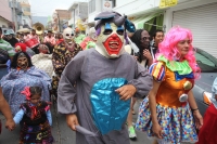 Sábado 17 de mayo del 2014. Tuxtla Gutiérrez. Las familias del tradicional Barrio de San Pascualito celebran al patrono llevando las replicas de las reliquias en una carreta por las calles del centro de la capital del estado de Chiapas. Esta carreta y el 
