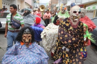 Sábado 17 de mayo del 2014. Tuxtla Gutiérrez. Las familias del tradicional Barrio de San Pascualito celebran al patrono llevando las replicas de las reliquias en una carreta por las calles del centro de la capital del estado de Chiapas. Esta carreta y el 