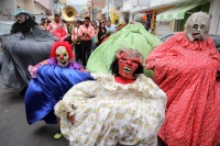 Sábado 17 de mayo del 2014. Tuxtla Gutiérrez. Las familias del tradicional Barrio de San Pascualito celebran al patrono llevando las replicas de las reliquias en una carreta por las calles del centro de la capital del estado de Chiapas. Esta carreta y el 
