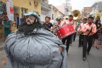 Sábado 17 de mayo del 2014. Tuxtla Gutiérrez. Las familias del tradicional Barrio de San Pascualito celebran al patrono llevando las replicas de las reliquias en una carreta por las calles del centro de la capital del estado de Chiapas. Esta carreta y el 